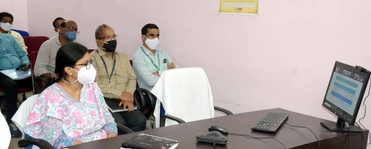 బ్యాంకుల సహకారంతో అభివృద్ధి చెందాలి