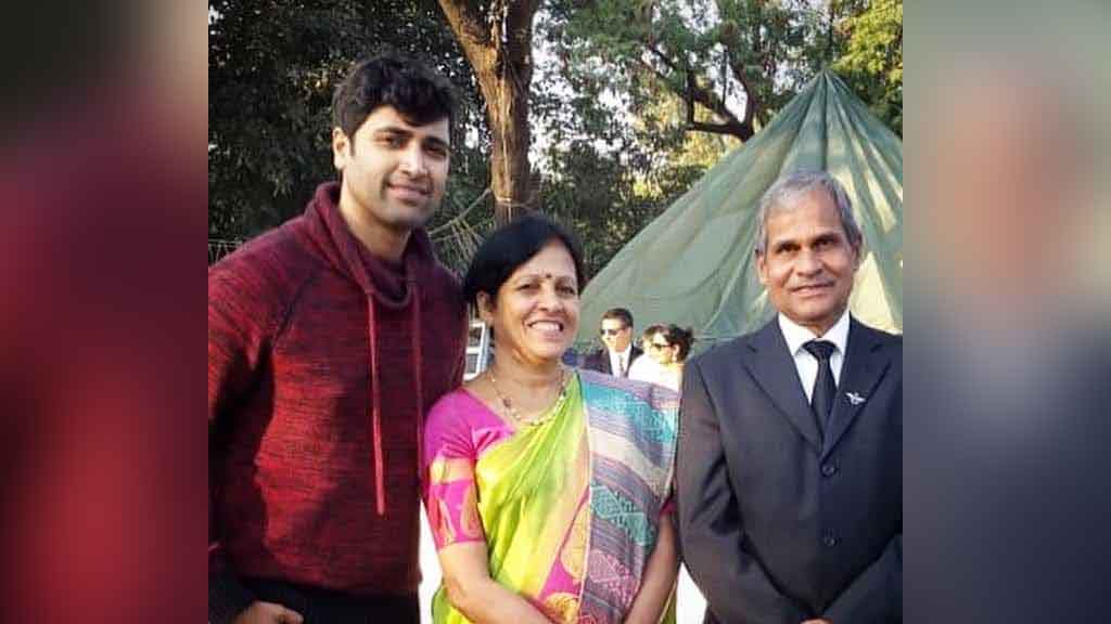 సందీప్ ఉన్నిక్రిష్ణ‌న్ త‌ల్లిదండ్రుల‌తో అడివిశేష్