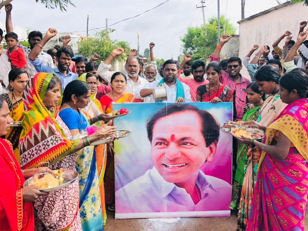 సీఎం కేసీఆర్‌ చిత్రపటానికి క్షీరాభిషేకం