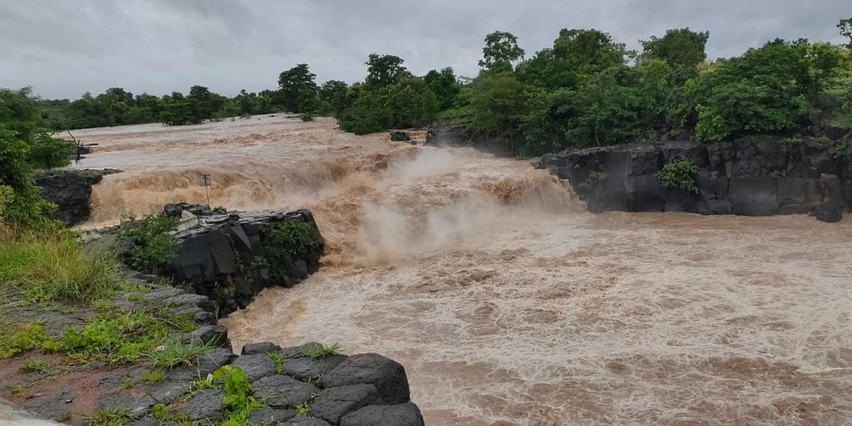 ఉప్పొంగి ప్రవహిస్తున్న పొచ్చెర జలపాతం