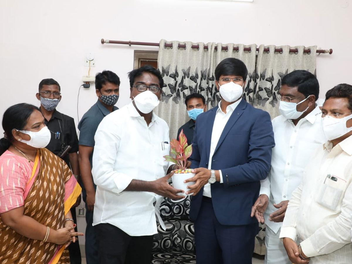 మంత్రి పువ్వాడను కలిసిన నూతన కలెక్టర్