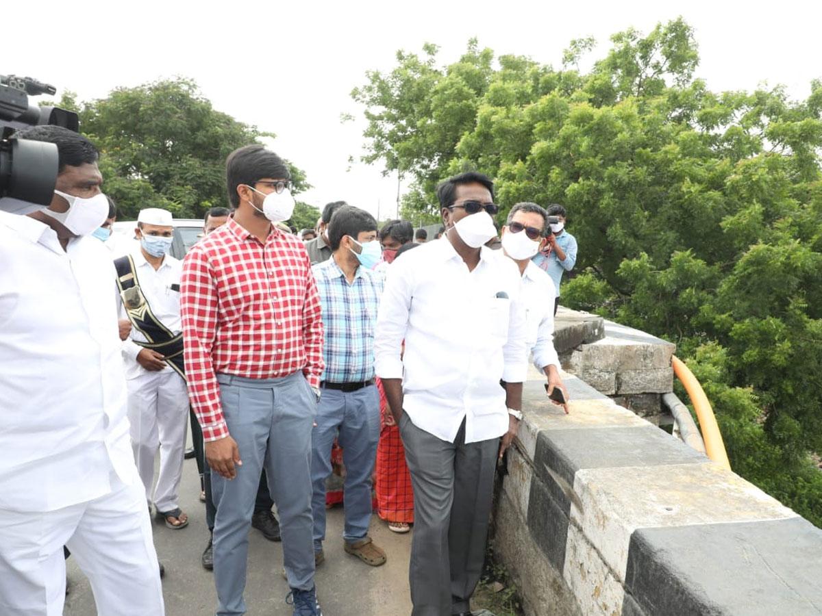 వరద ఉధృతిని పరిశీలించిన మంత్రి పువ్వాడ