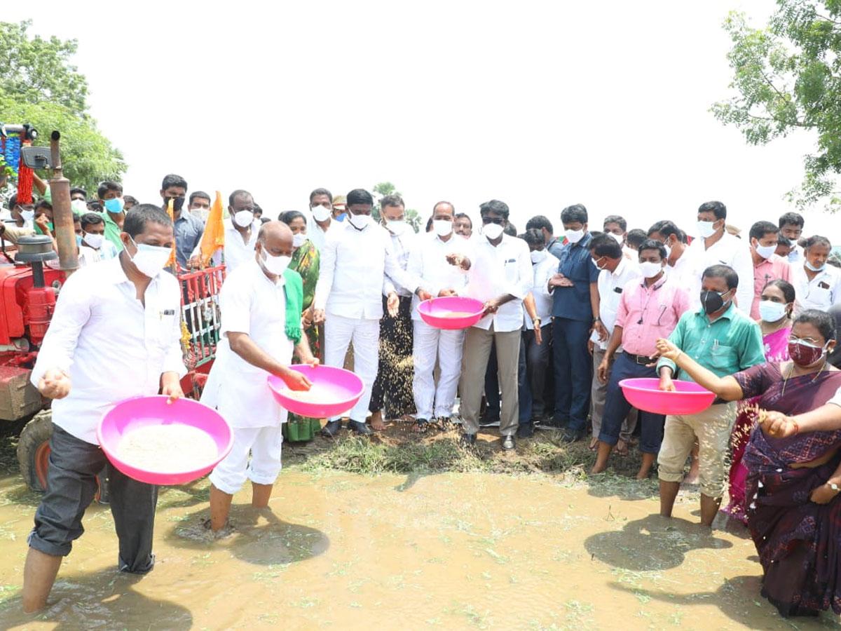 వెదజల్లే సాగుతో అధిక దిగుబ‌డి : మంత్రి పువ్వాడ