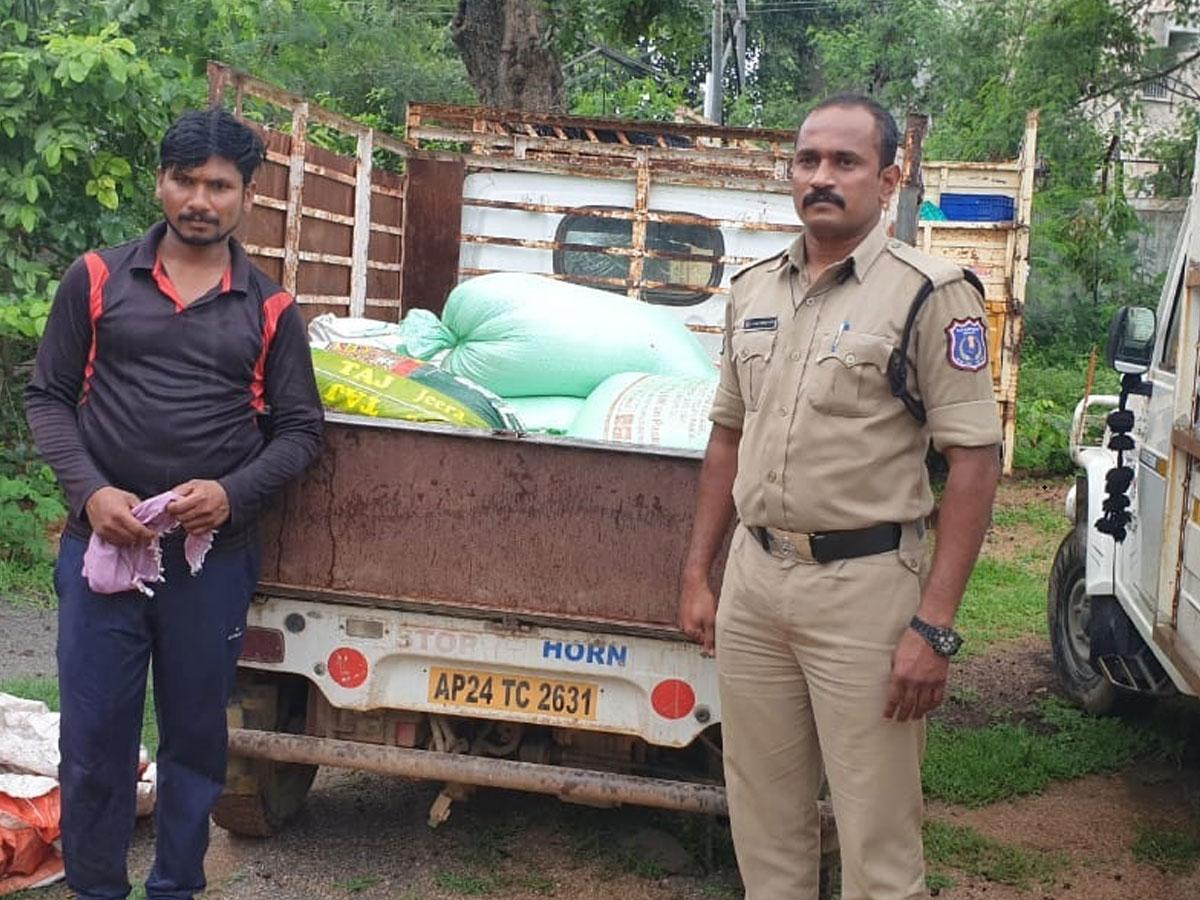 ఆలేరులో ఏడు క్వింటాళ్ల రేషన్‌ బియ్యం పట్టివేత