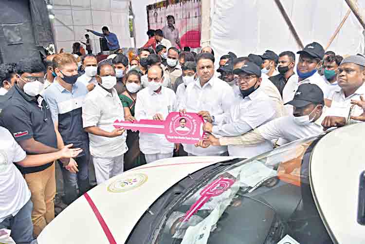 ఒకేరోజు 106 కార్లు పంపిణీ