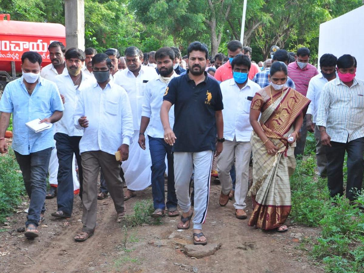 దళిత వాడలో పల్లె నిద్ర చేసిన ఎమ్మెల్యే ఆనంద్