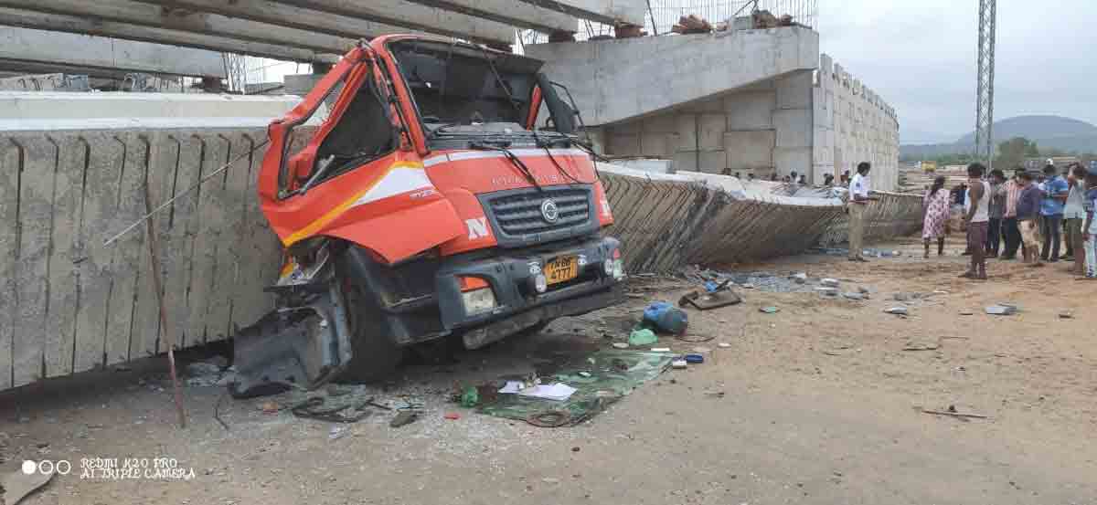 అన‌కాప‌ల్లిలో కుప్ప‌కూలిన ఫ్లైఓవ‌ర్‌.. ఇద్ద‌రు దుర్మ‌ర‌ణం, ప‌లువురికి గాయాలు