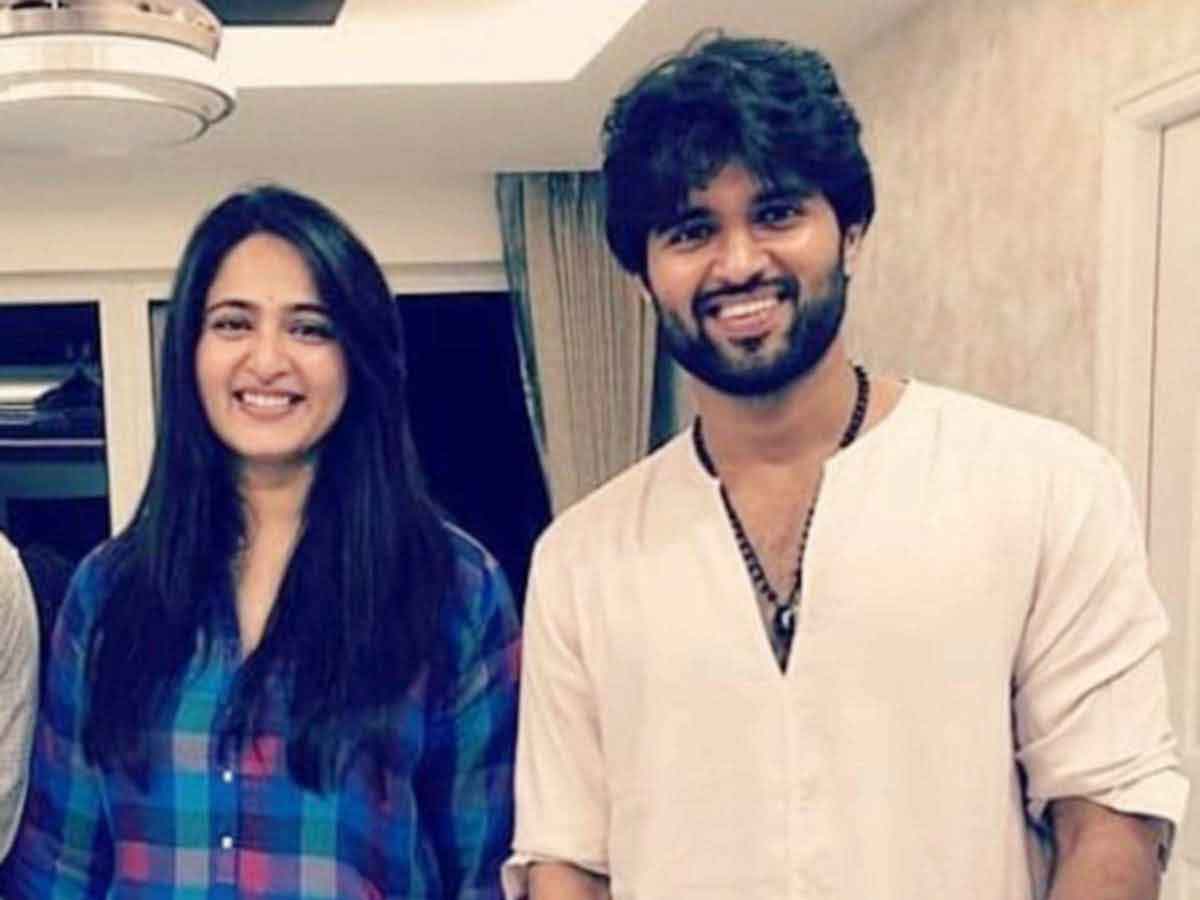 అనుష్క‌తో విజ‌య్ దేవ‌ర‌కొండ..!