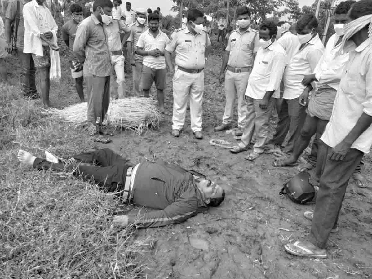 బావిలో ప‌డి ప్ర‌భుత్వ ఉపాధ్యాయుడు మృతి