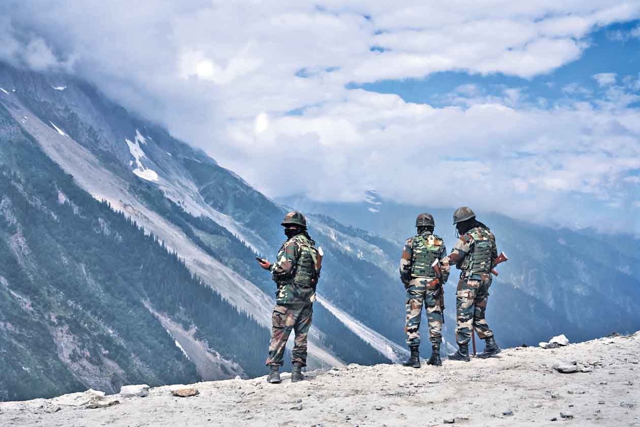 చైనాకు చెక్‌ పెట్టేందుకు లఢక్‌కు బలగాలు