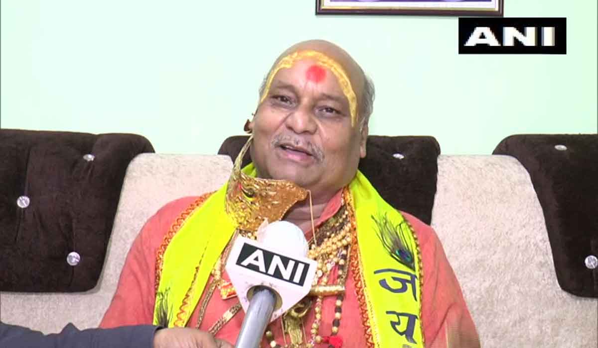 5 ల‌క్ష‌ల ఖ‌రీదైన బంగారు మాస్క్ ధ‌రించిన గోల్డెన్ బాబా..