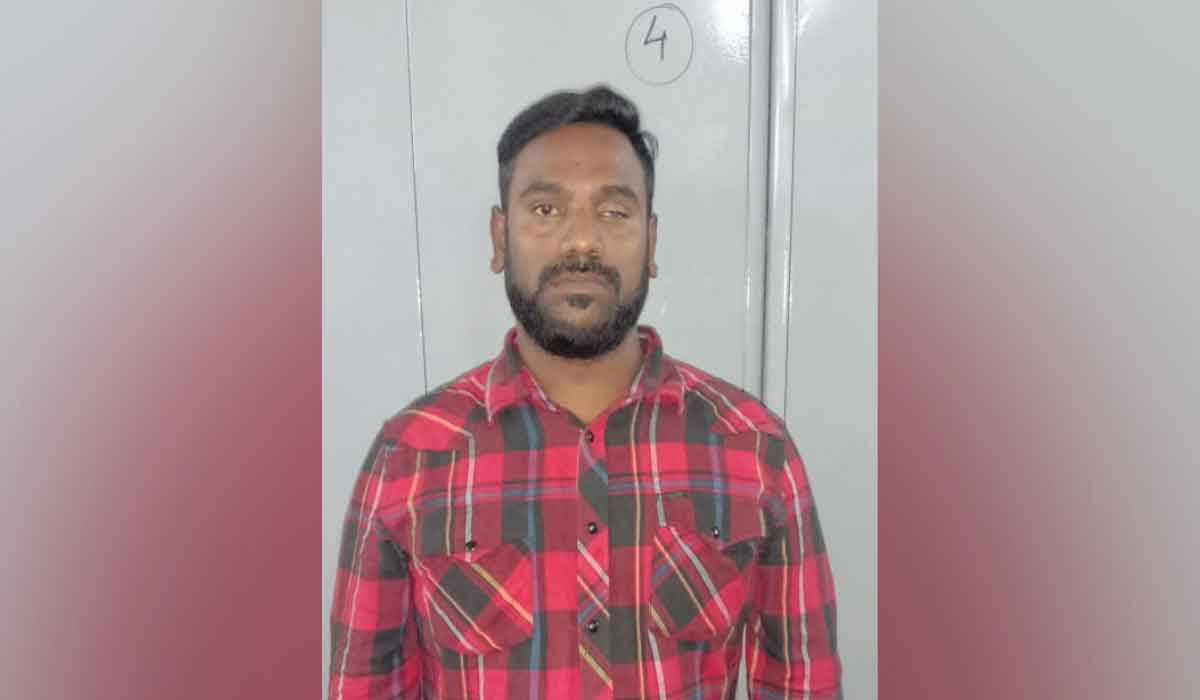 బ్యాంక్‌లోనే రౌడీషీట‌ర్‌ను న‌రికి చంపేశారు..