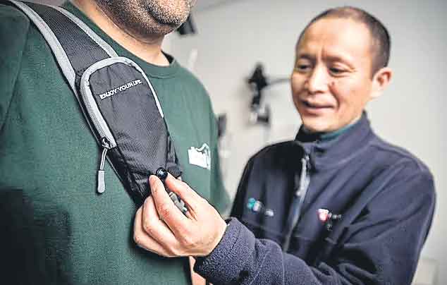 అంధులను అప్రమత్తం చేసే బ్యాండ్‌, కెమెరా