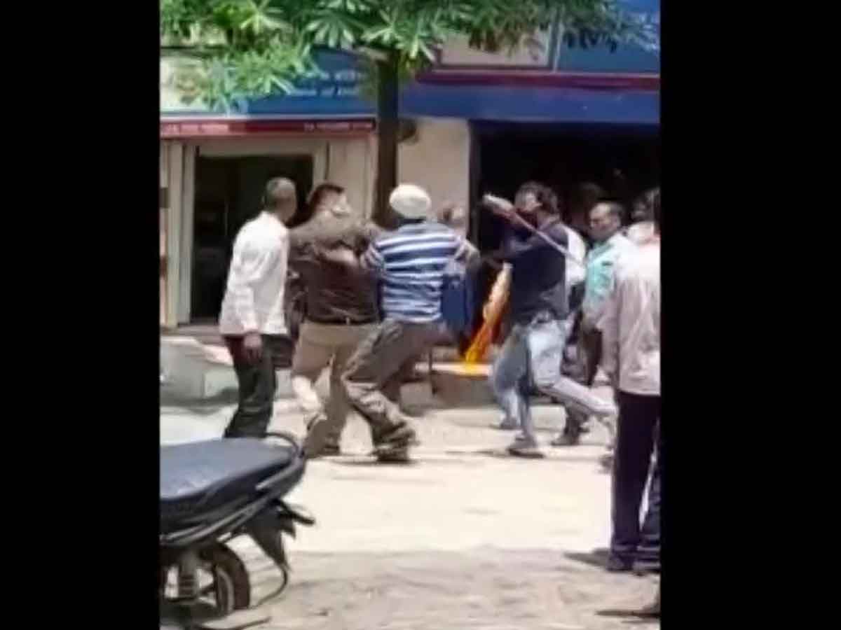 పాస్‌బుక్‌ కోసం లంచం అడిగిన బ్యాంక్‌ ఉద్యోగిని కొట్టిన రైతులు