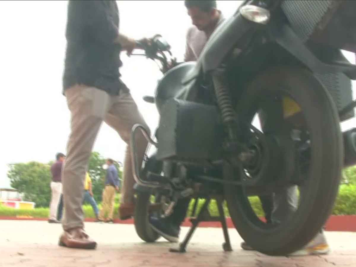 వెరైటీ బైక్‌.. పెట్రోల్‌తోపాటు విద్యుత్‌తోనూ నడుస్తుంది