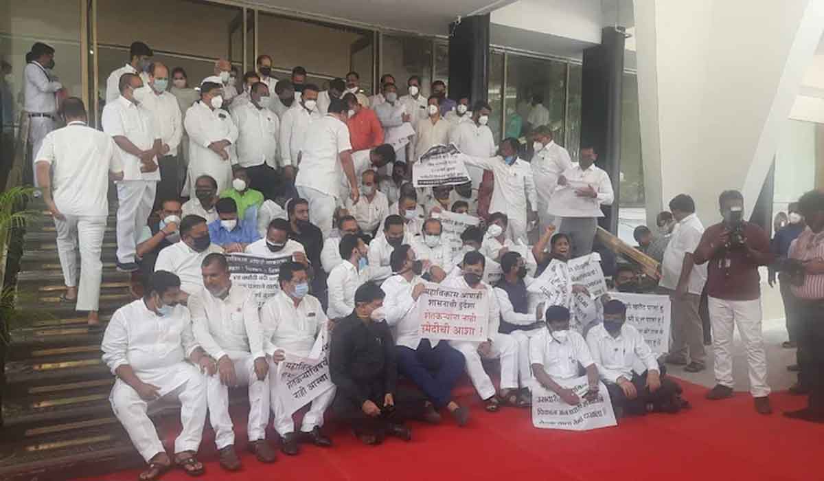 స్పీక‌ర్‌పై చేయి చేసుకున్న బీజేపీ ఎమ్మెల్యేలు.. 12 మందిపై ఏడాది వేటు