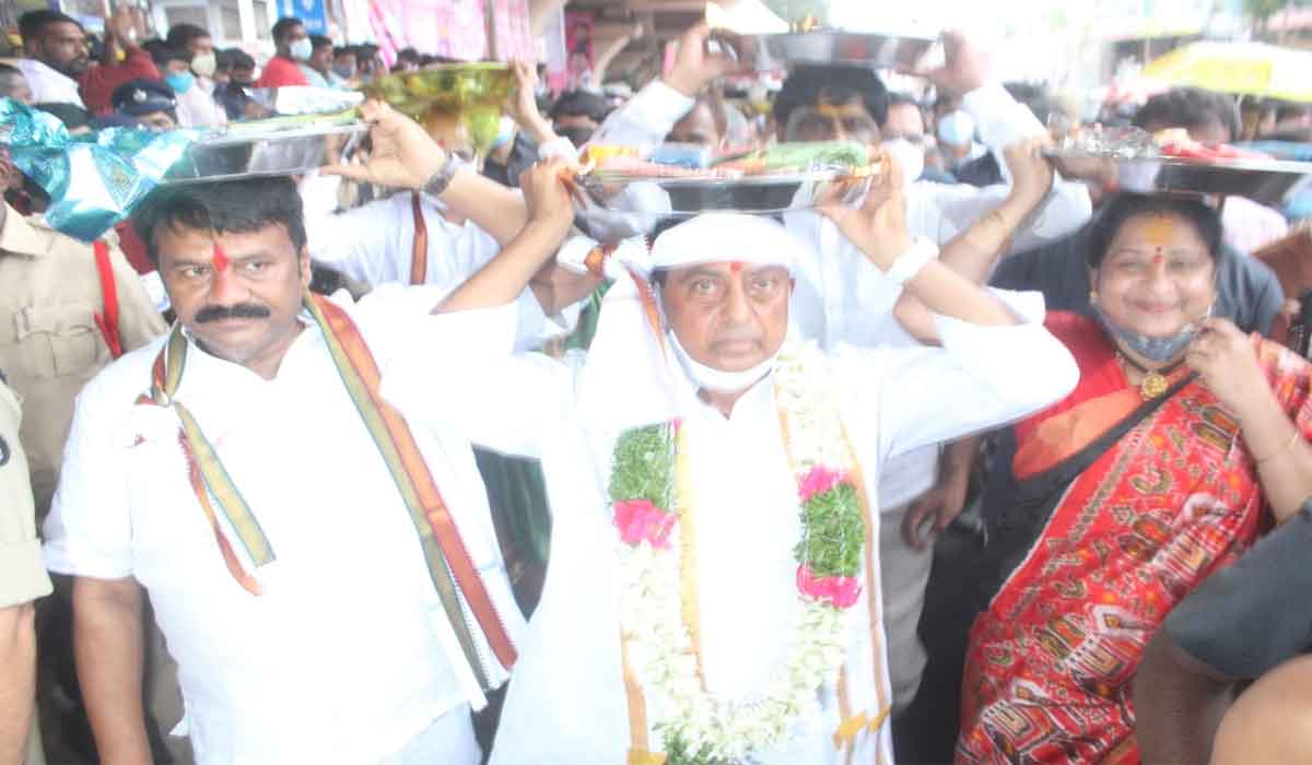 ఆషాఢ బోనాల సందడి షురూ..