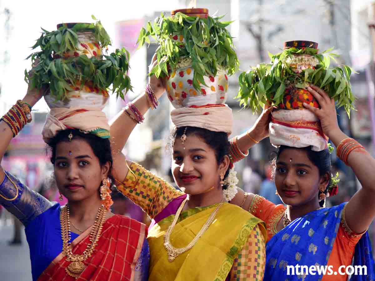 బోనాల‌ పండుగ‌కు ముస్తాబైన భాగ్య‌న‌గ‌రం.. బోనం అంటే ఏంటి? ఈ ఉత్స‌వాలు ఎప్పుడు మొద‌ల‌య్యాయి?