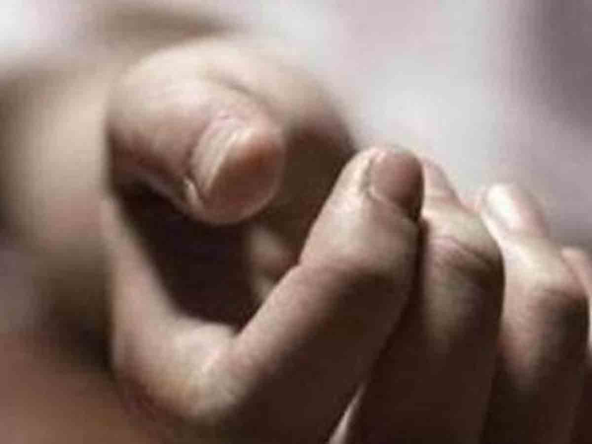 మద్యం దుకాణం సిబ్బంది దాడిలో వ్యక్తి మృతి