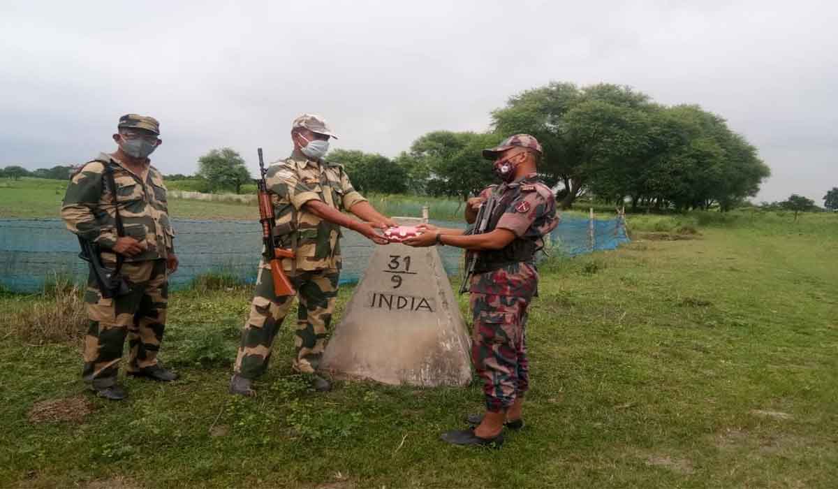 పాక్, బంగ్లా జవాన్లతో స్వీట్లు పంచుకున్న బీఎస్ఎఫ్