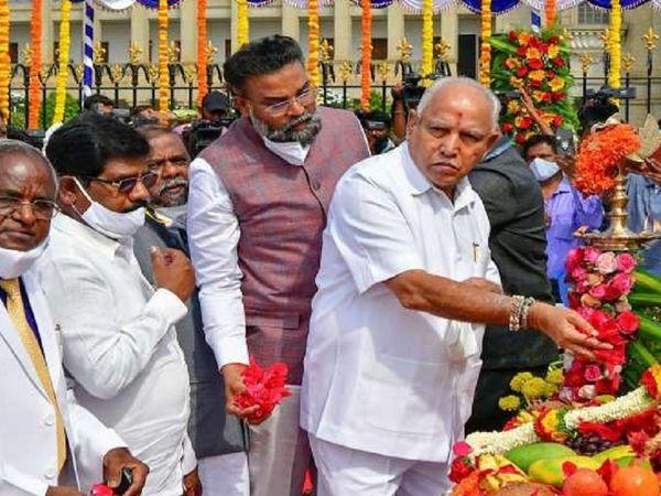 కర్నాటకం : కాషాయ పార్టీ పెద్దలతో యడియూరప్ప కుమారుడు మంతనాలు