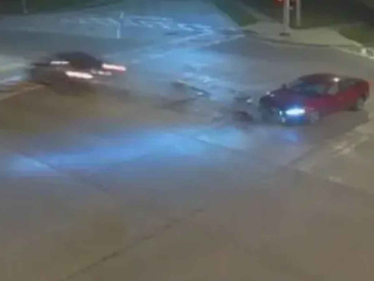 దేవుడిపై నమ్మకాన్ని పరీక్షించేందుకు.. కారు స్టీరింగ్‌ వదిలేసిన మహిళ