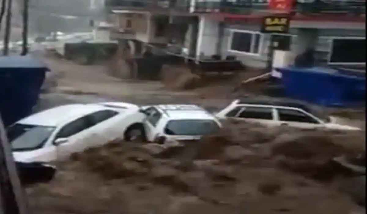 ధ‌ర్మ‌శాల‌లో కుంభ‌వృష్టి.. కొట్టుకుపోయిన కార్లు.. వీడియో