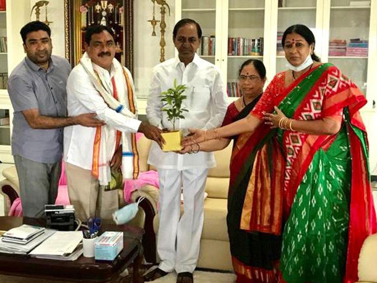 మంత్రి ఎర్రబెల్లిని ఆశీర్వదించిన సీఎం కేసీఆర్‌