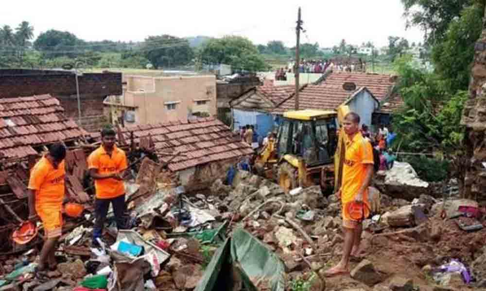 విషాదం.. ఇండ్లు కూలి ఏడుగురు దుర్మరణం