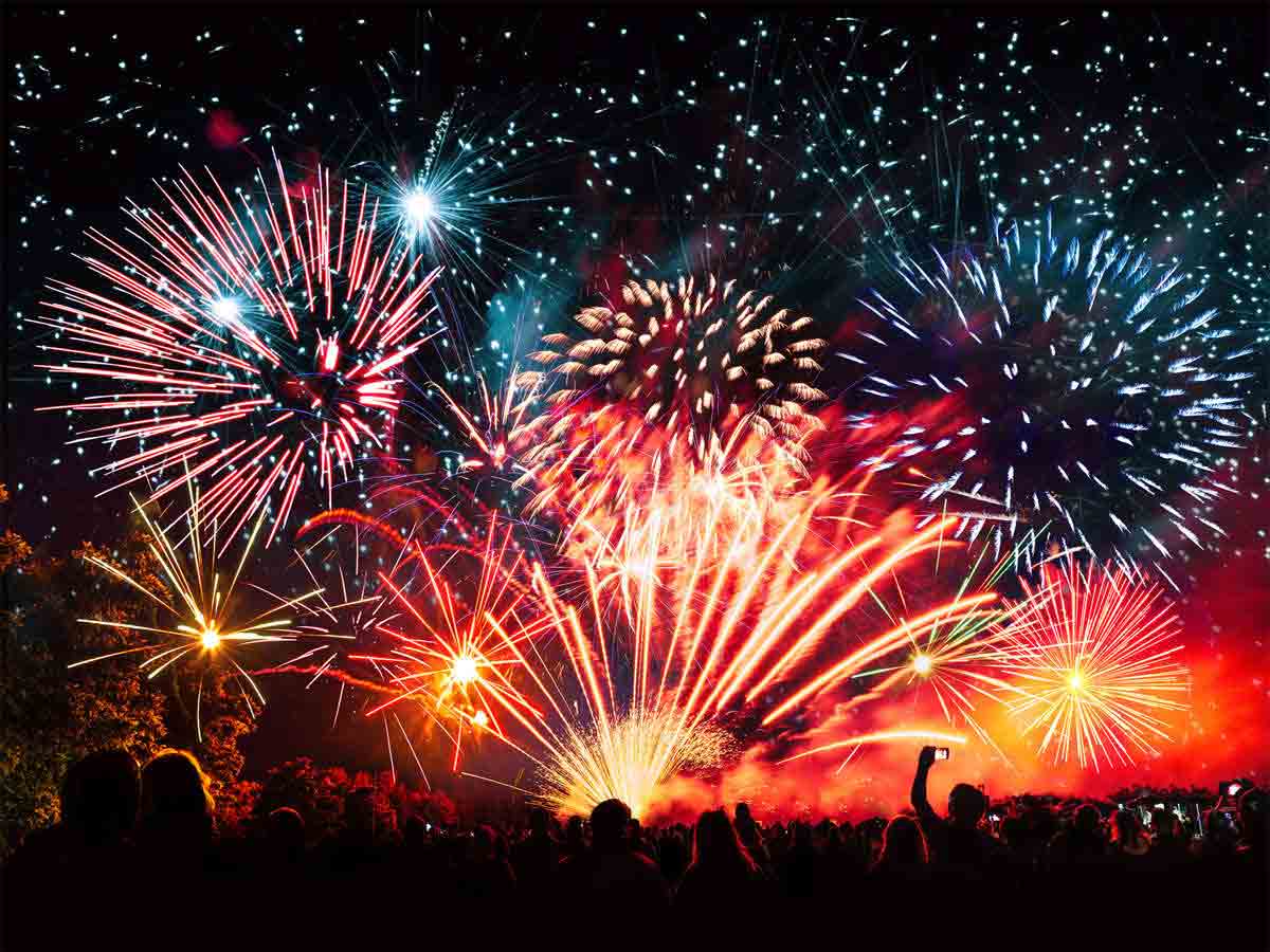 బాంబులు కాలుస్తున్నారా.. అయితే రూ.లక్ష జరిమానా కట్టాల్సిందే!