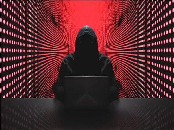 అభ్యంత‌ర‌క‌ర వీడియోతో బ్లాక్ మెయిలింగ్ : మ‌హిళా టెకీ అరెస్ట్