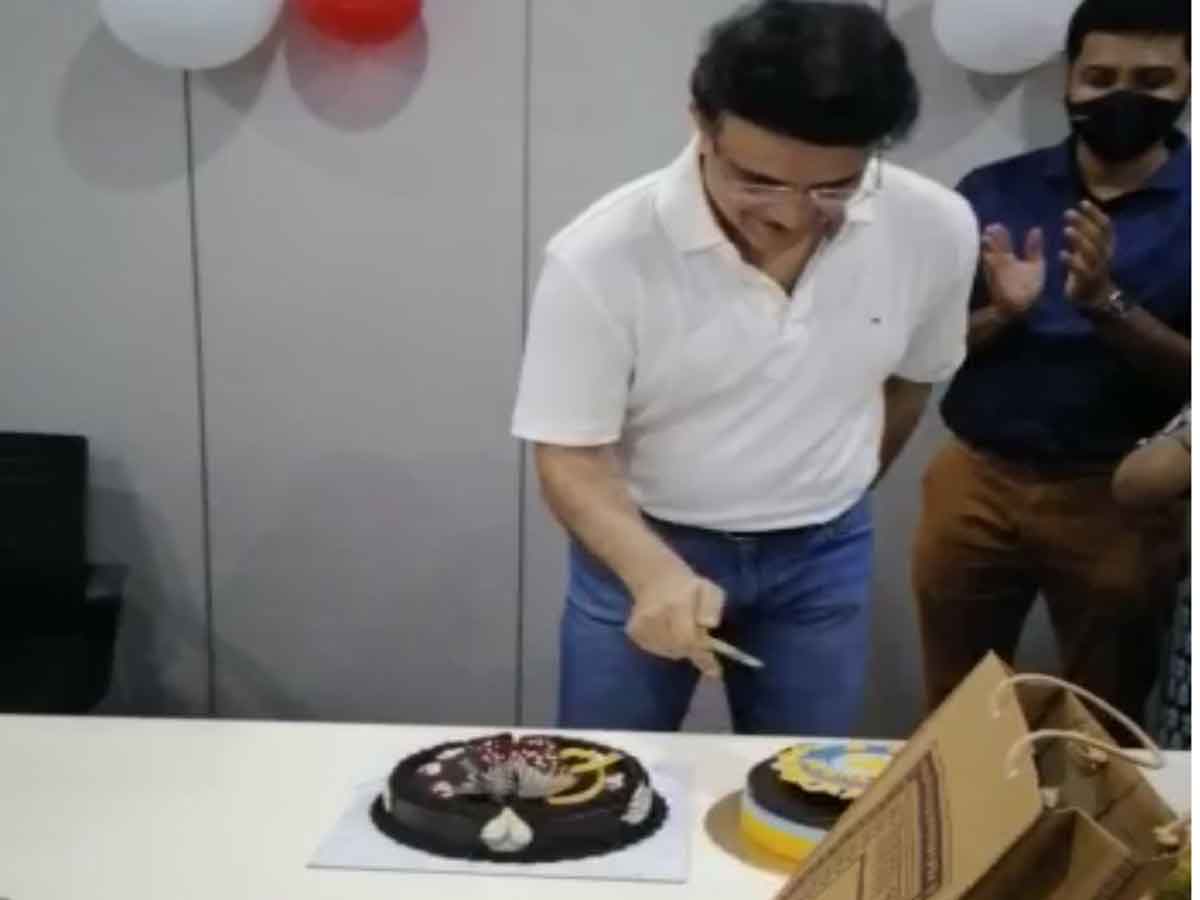 బ‌ర్త్‌డే కేక్ క‌ట్ చేసిన దాదా.. వీడియో