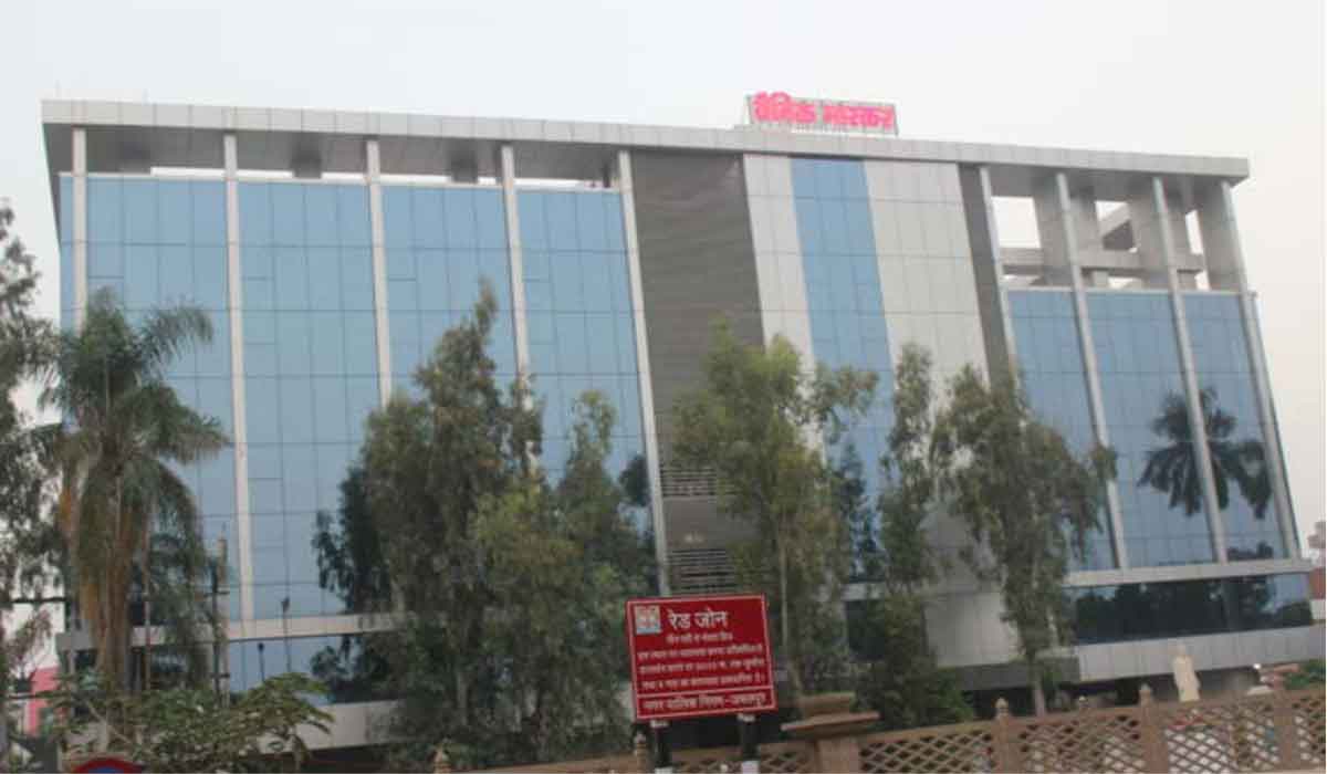 దైనిక్ భాస్క‌ర్ మీడియా సంస్థ‌పై ఐటీ దాడులు