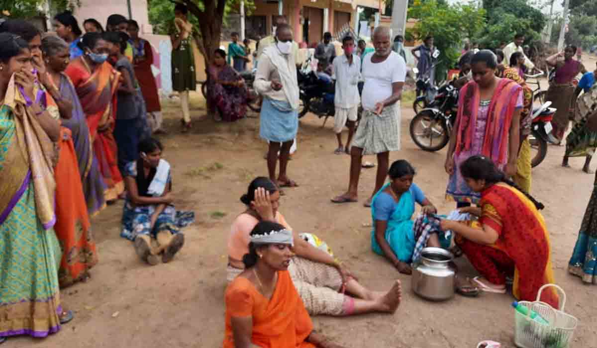 కూలీల‌తో వెళ్తున్న ట్రాలీ ఆటో బోల్తా..