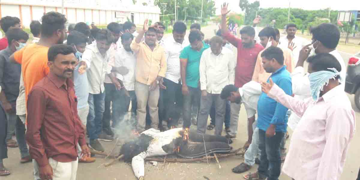 హుజూరాబాద్‌లో వీధి రౌడీల్లా రెచ్చిపోతున్న బీజేపీ శ్రేణులు