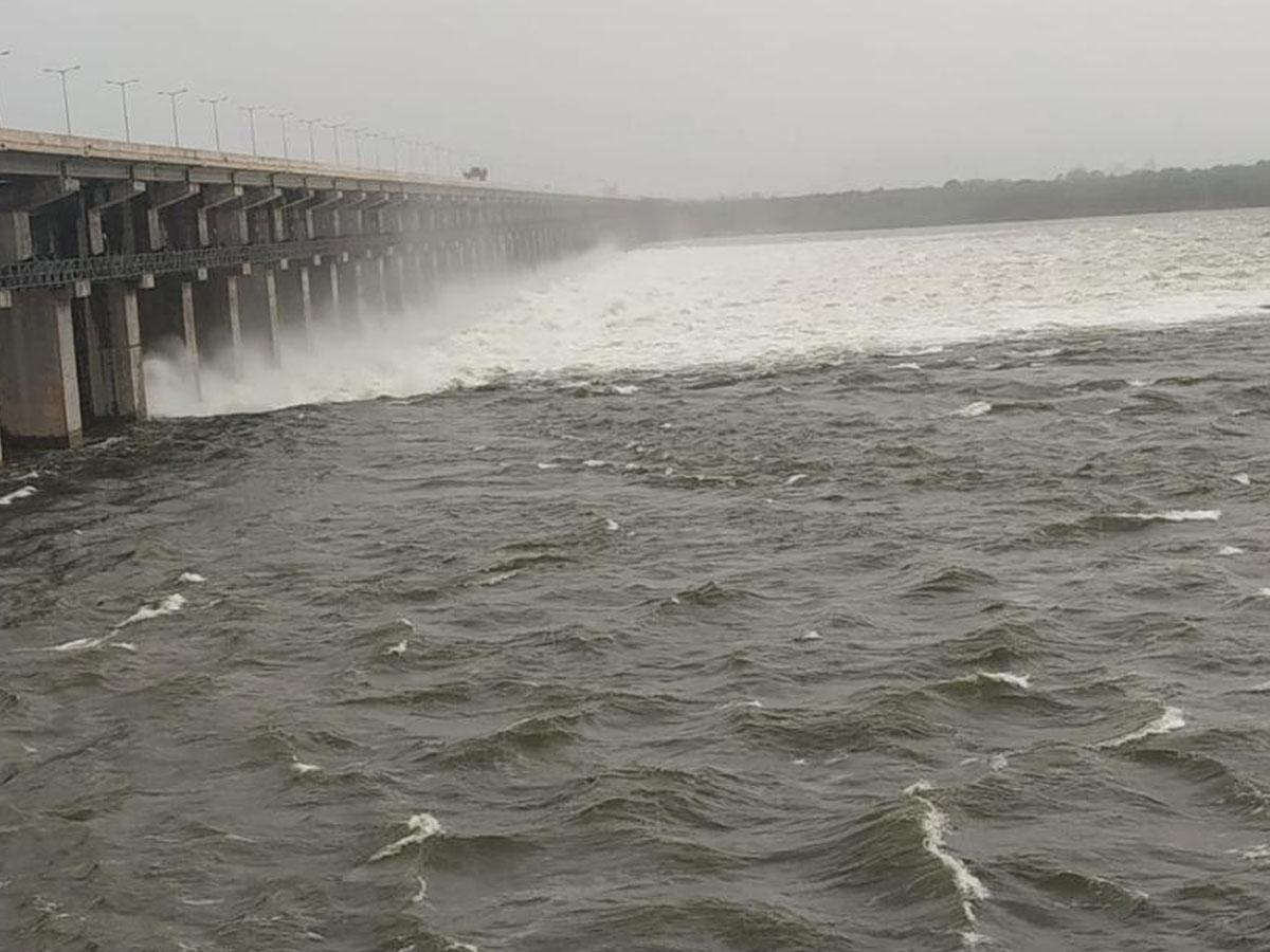 ఎల్లంపల్లి ప్రాజెక్ట్‌కు వరద 35 గేట్లు ఎత్తివేత