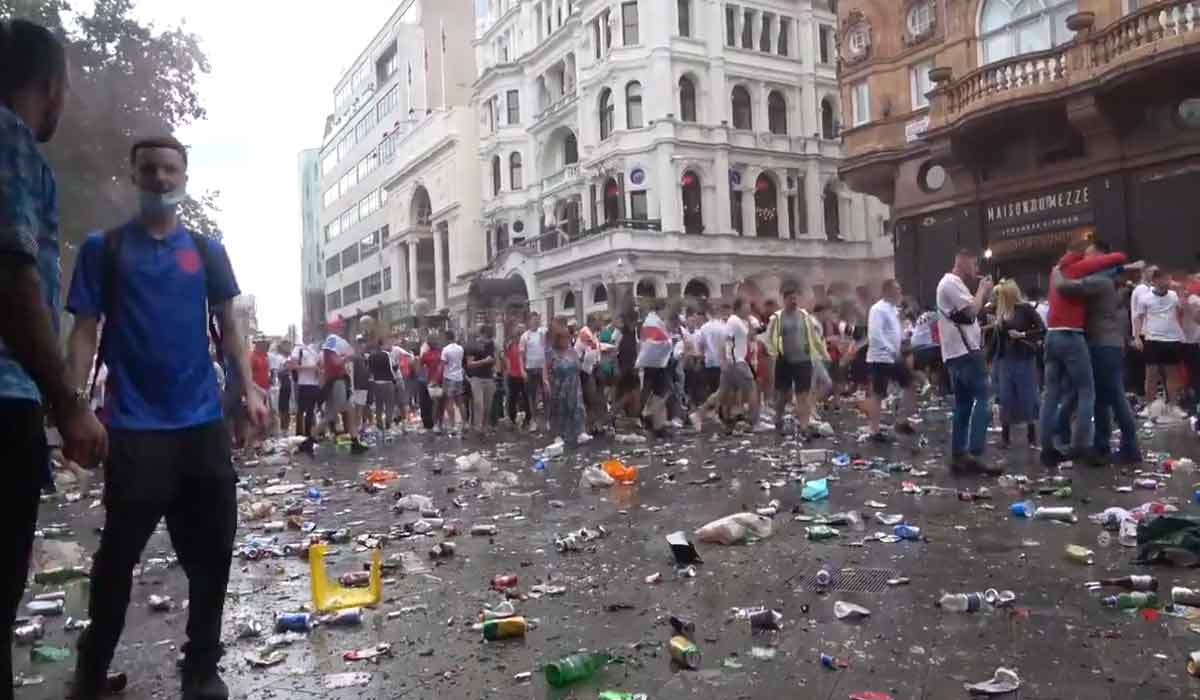 ఇంగ్లండ్ ఫ్యాన్స్ అరాచ‌కం.. ఇట‌లీ ఫ్యాన్స్‌పై పిడిగుద్దులు.. వీధుల్లో ర‌ణ‌రంగం.. వీడియో