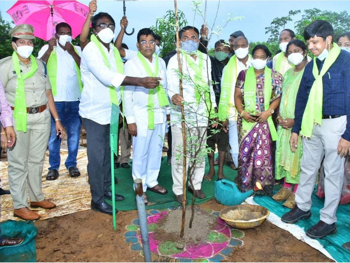 మొక్కలు నాటిన మంత్రులు ఎర్రబెల్లి, పువ్వాడ