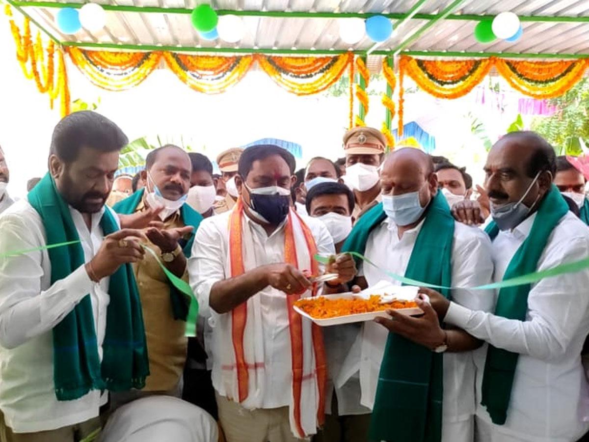 డీసీసీబీ బ్యాంకులను ప్రారంభించిన మంత్రి ఎర్రబెల్లి