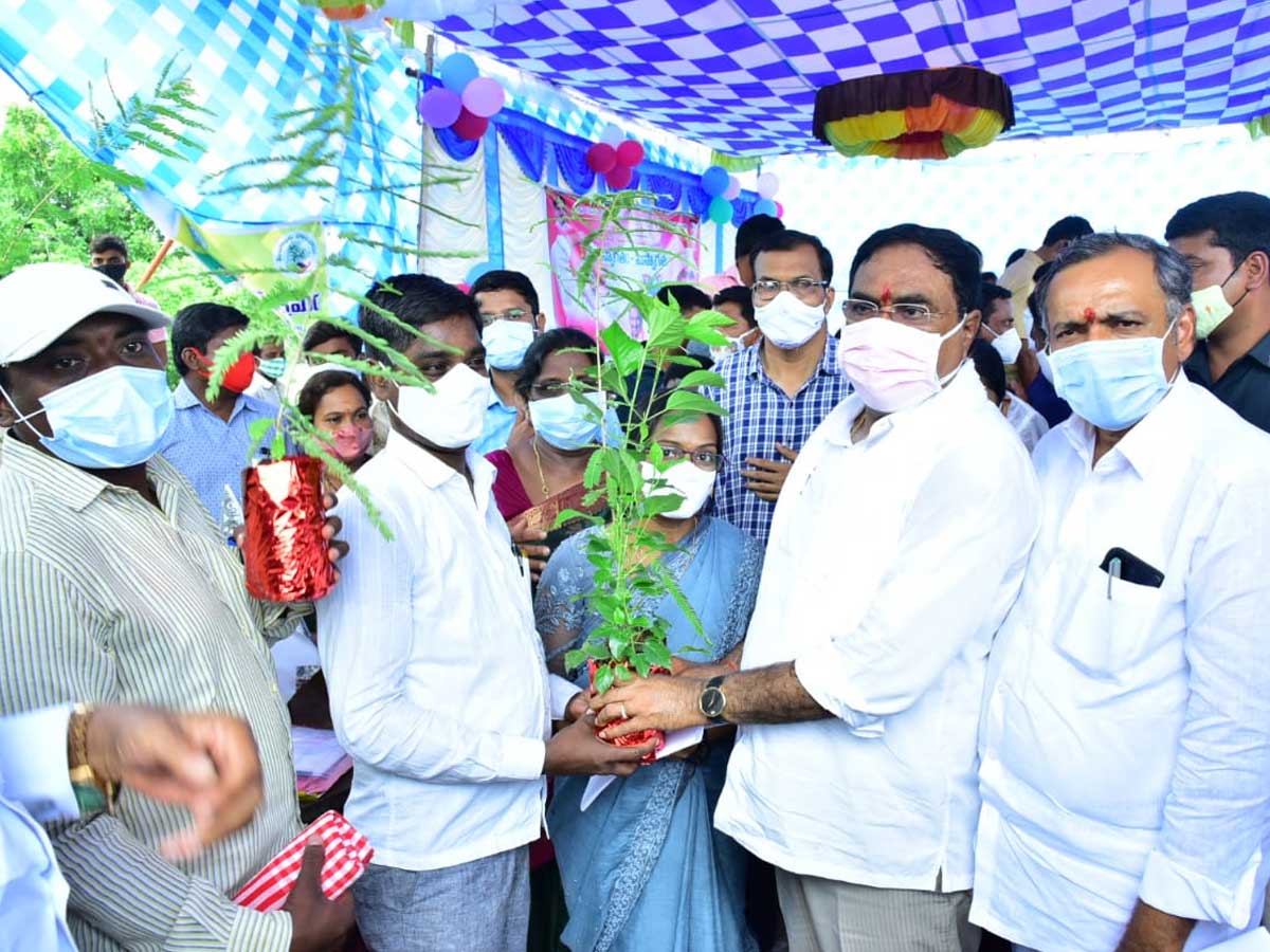 పల్లె ప్రగతితో స్వయం సమృద్ధిని సాధిస్తున్న గ్రామాలు