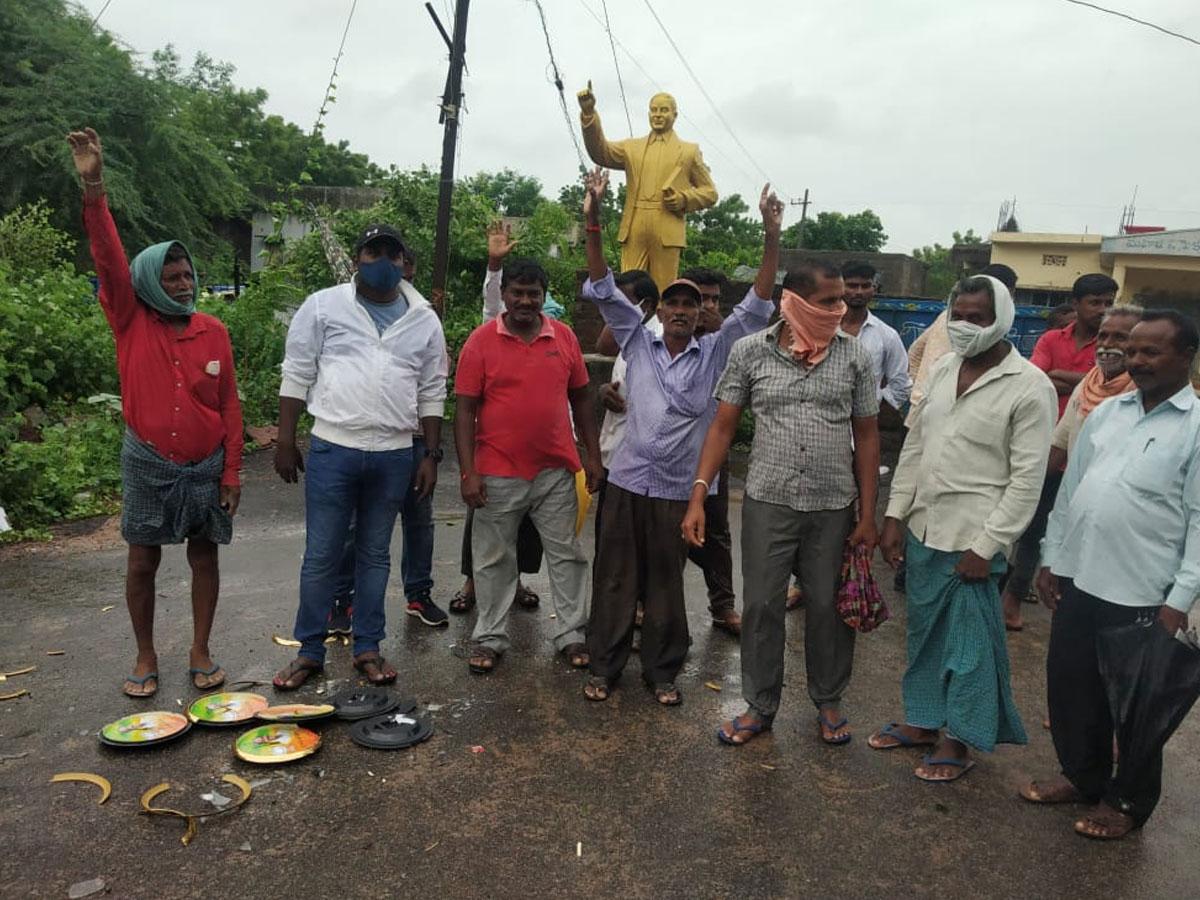 ఈటల తాయిలాల‌ పంపిణీ పై తిర‌గ‌బ‌డ్డ యువత (వీడియో)