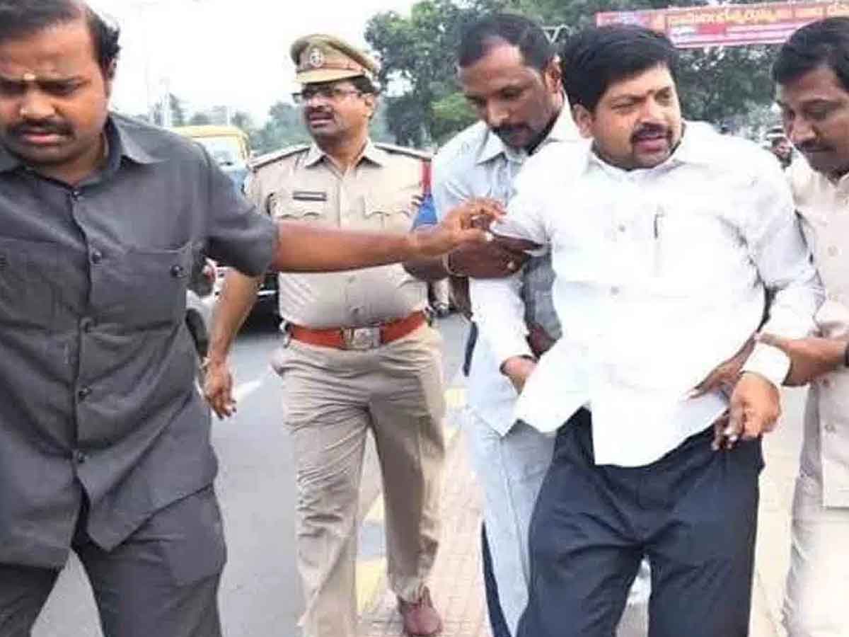 ఏపీ మాజీ మంత్రి కొల్లు రవీంద్ర అరెస్టు..