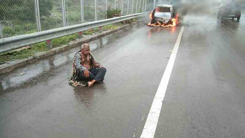 ప్రయాణిస్తున్న కారులో మంటలు