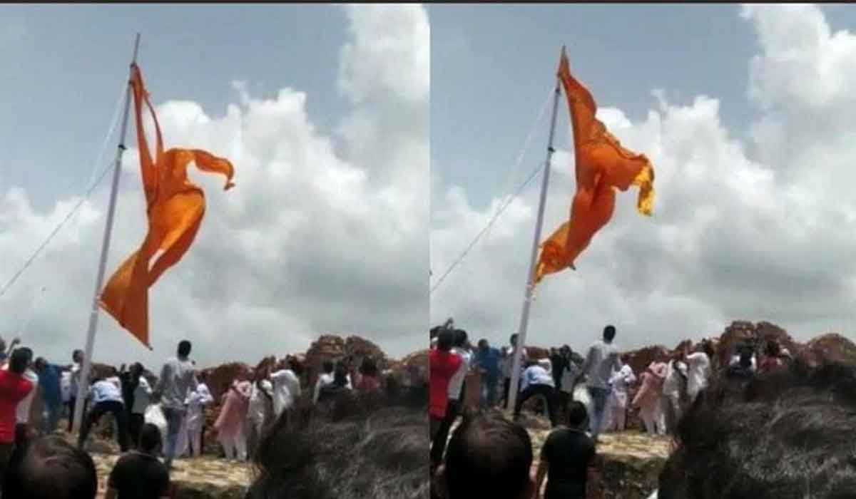 కాషాయ జెండాను చింపేసిన ఎమ్మెల్యే… వీడియో