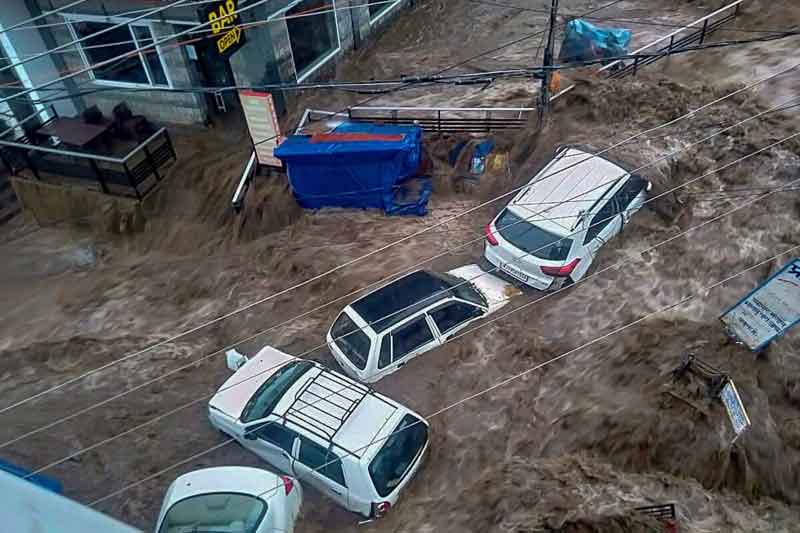 కొట్టుకుపోయిన కార్లు