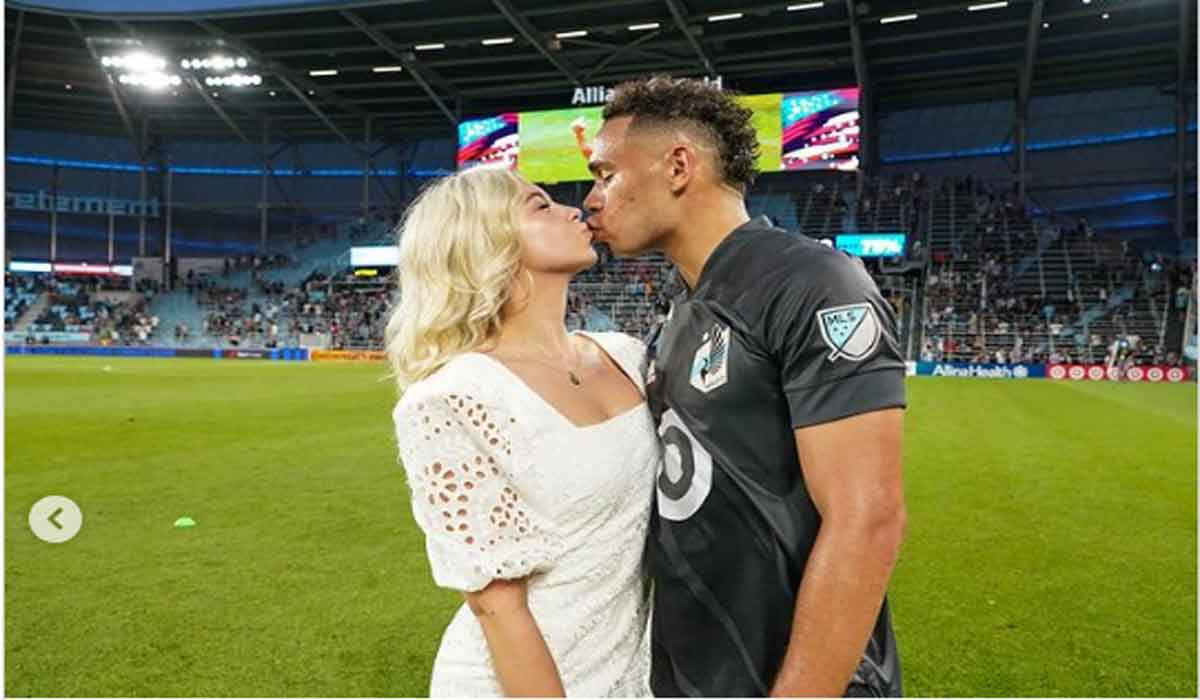 గ్రౌండ్‌లోనే గ‌ర్ల్‌ఫ్రెండ్‌కు ప్ర‌పోజ్ చేసిన ఫుట్‌బాల‌ర్‌.. వీడియో వైర‌ల్