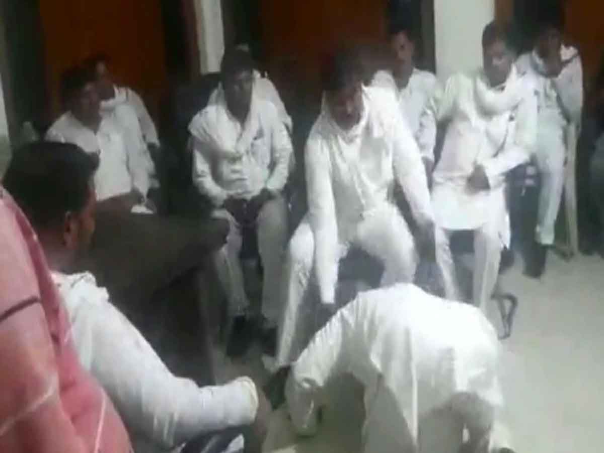 పార్టీ సభ్యుల కాళ్లు మొక్కిన మాజీ ఎంపీ