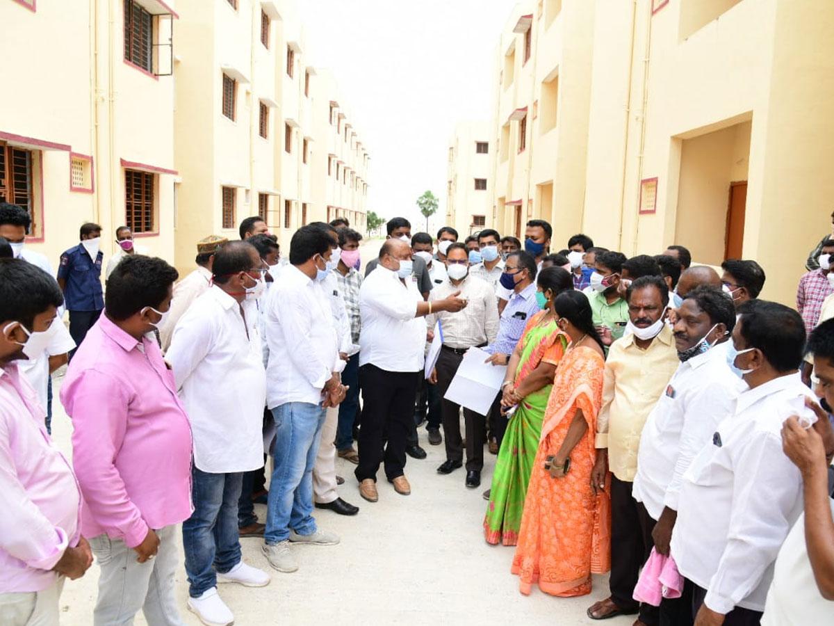 డబుల్‌ బెడ్‌ రూం ఇండ్లను పరిశీలించిన మంత్రి గంగుల