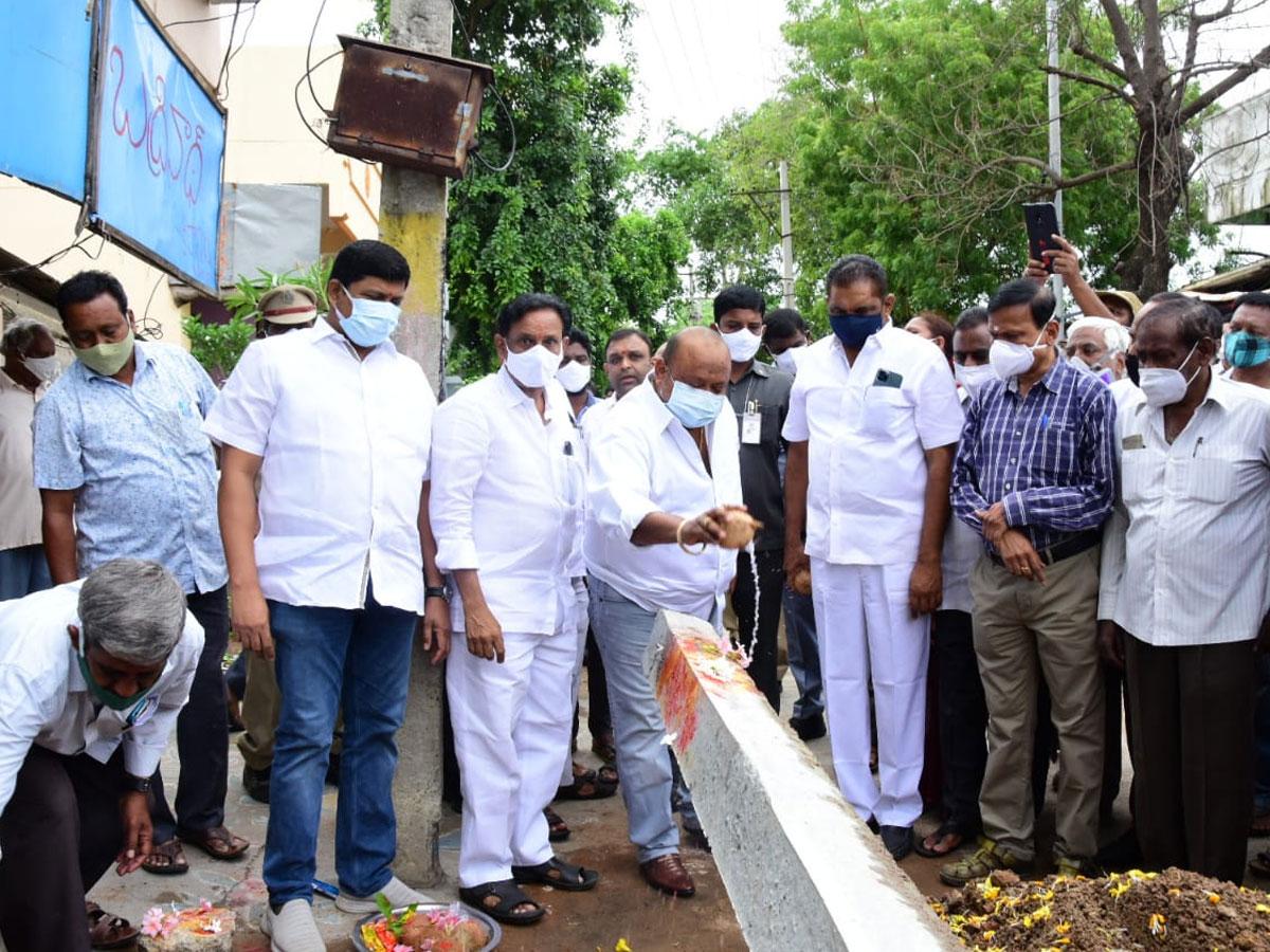 పలు అభివృద్ధి పనులను ప్రారంభించిన మంత్రి గంగుల