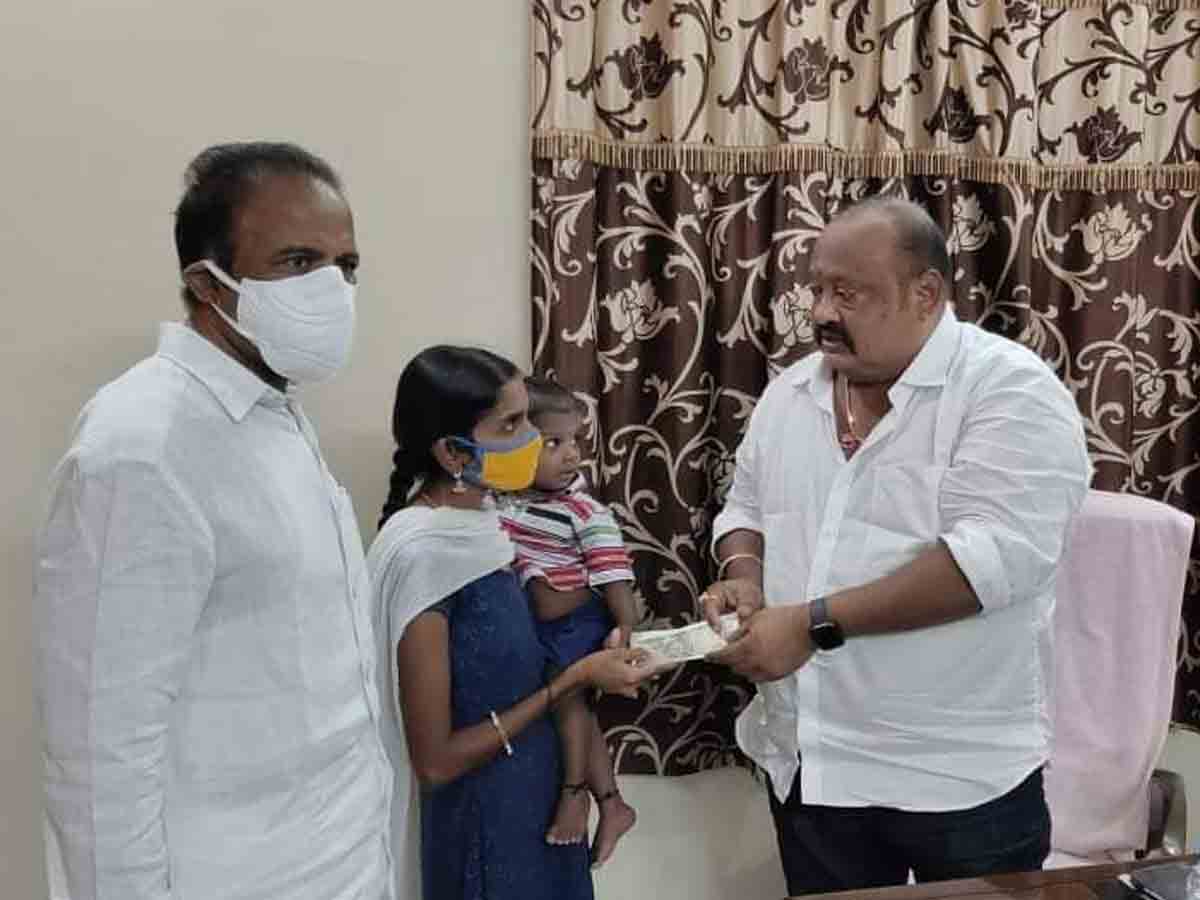 కేటీఆర్ సూచ‌న‌తో బాధితురాలికి మంత్రి గంగుల క‌మ‌లాక‌ర్‌ త‌క్ష‌ణ సాయం